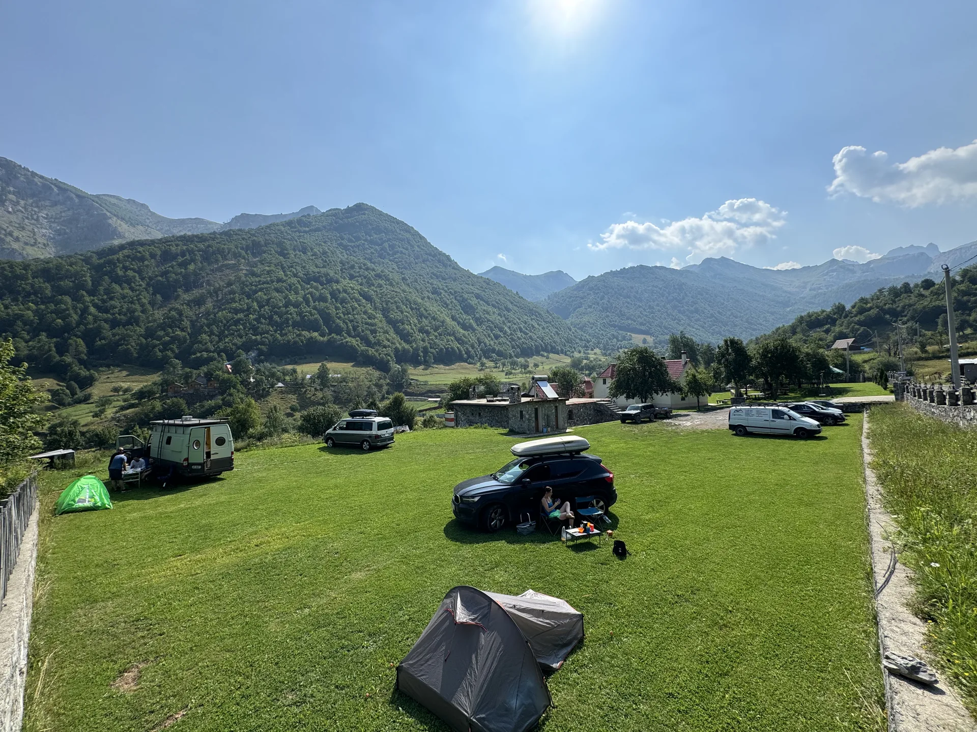 Livadhi i campingut me tenda dhe pamje nga malet e Lëpushës