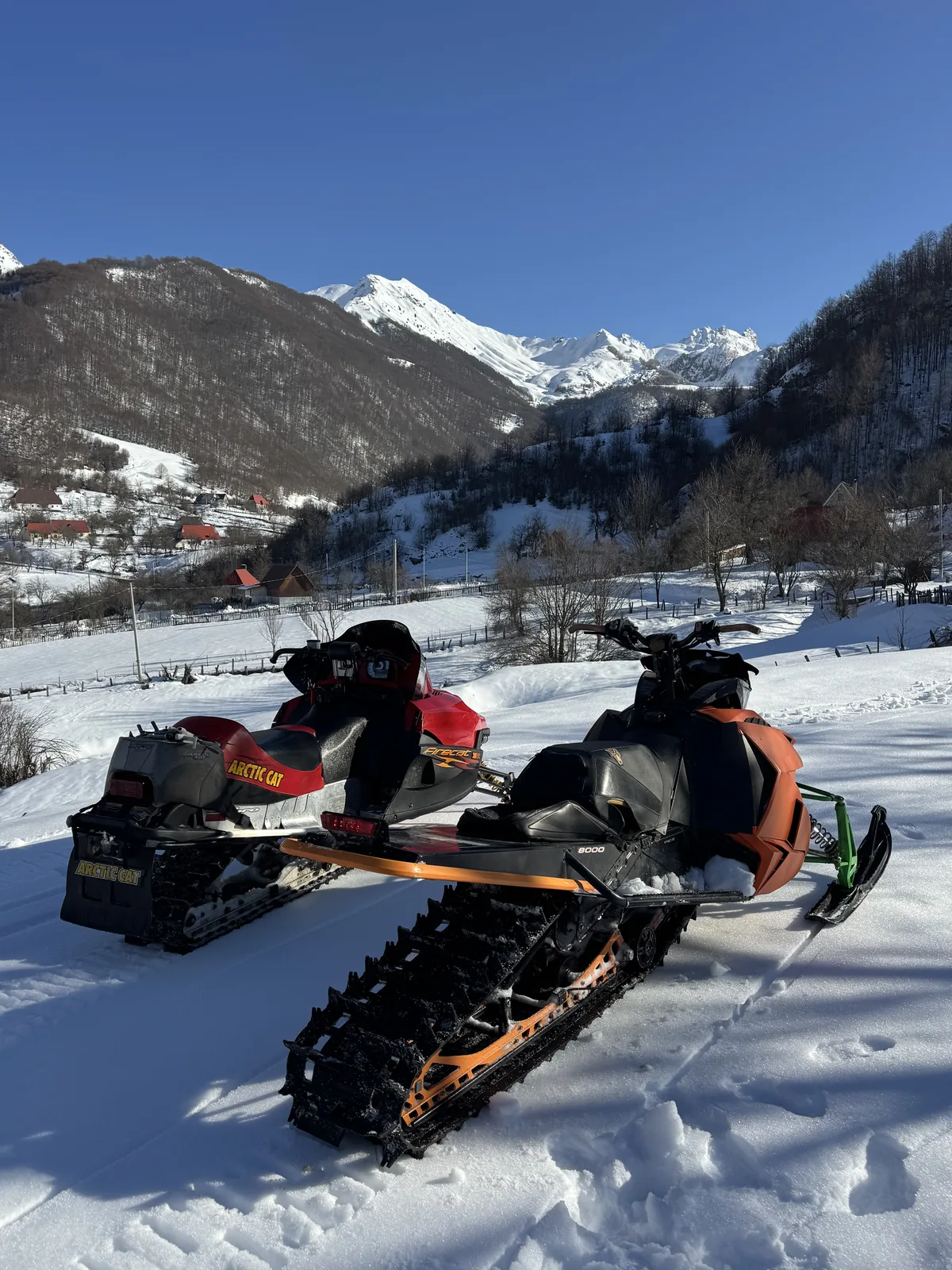 Motorat e borës me pamje nga lugina e Lëpushës