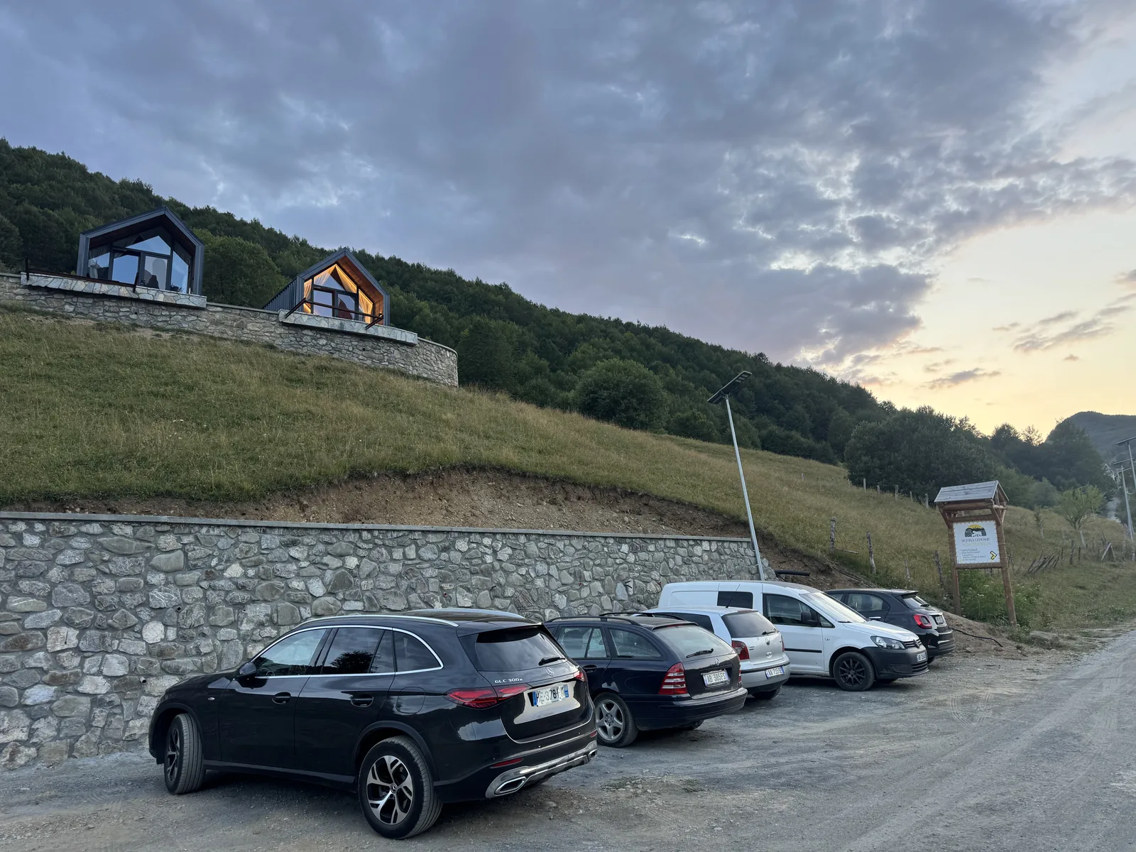 Vilat Panoramike në muzg, mbi tarracën e gurit